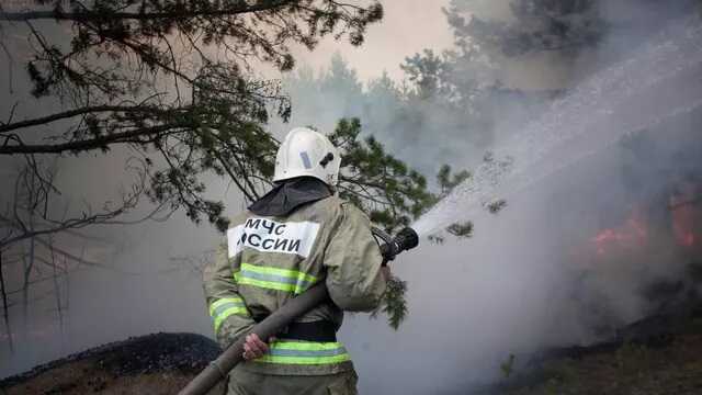 Крупный пожар вспыхнул на стоянке в Кирове