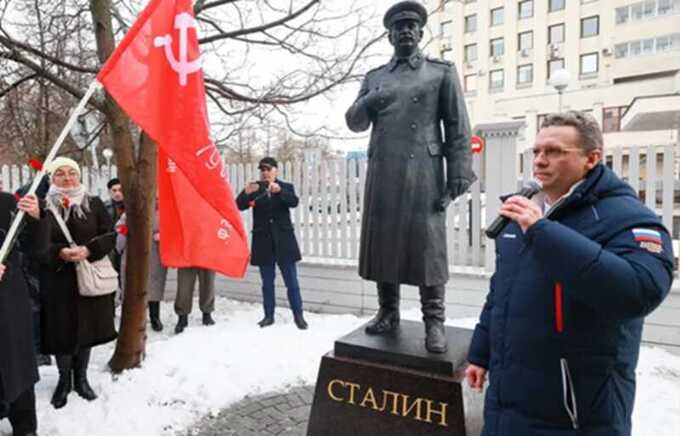 Провал губернатора Филимонова: суд признал сталинский памятник незаконным