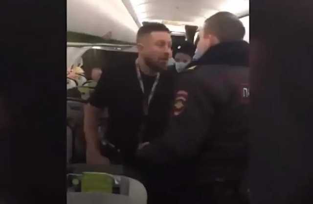 Пьяные пассажиры устроили дебош в самолёте и подрались с полицейскими