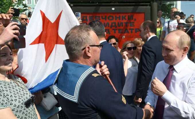 Патрушев вручил медаль Путину при первом его появлении за год