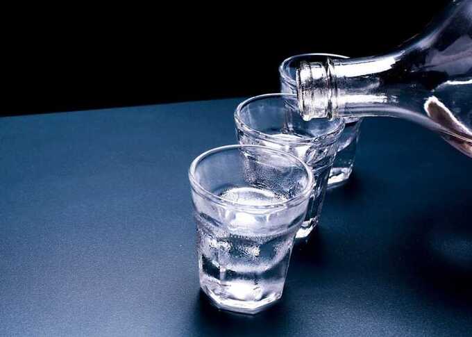 Супруги из Комсомольска-на-Амуре умерли после отравления чачей, купленной в Адлере